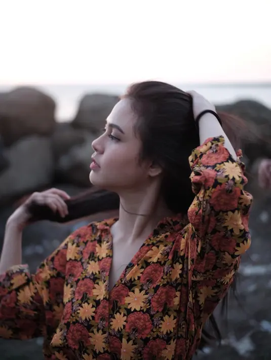 Foto candid dari tampak samping sembari memperbaiki rambutnya yang digerai indah, Maizura tampak cantik dan memesona. Latar laut membuat foto yang diunggah di Instagram pribadinya ini tampak estetik. Tak hanya pesona yang dipancarkan, outfit floral yang dikenakan lawan main Zulfa Maharani di film bebas ini membuatnya makin manis. (Sumber: Liputan6.com/IG/@maiiizura)