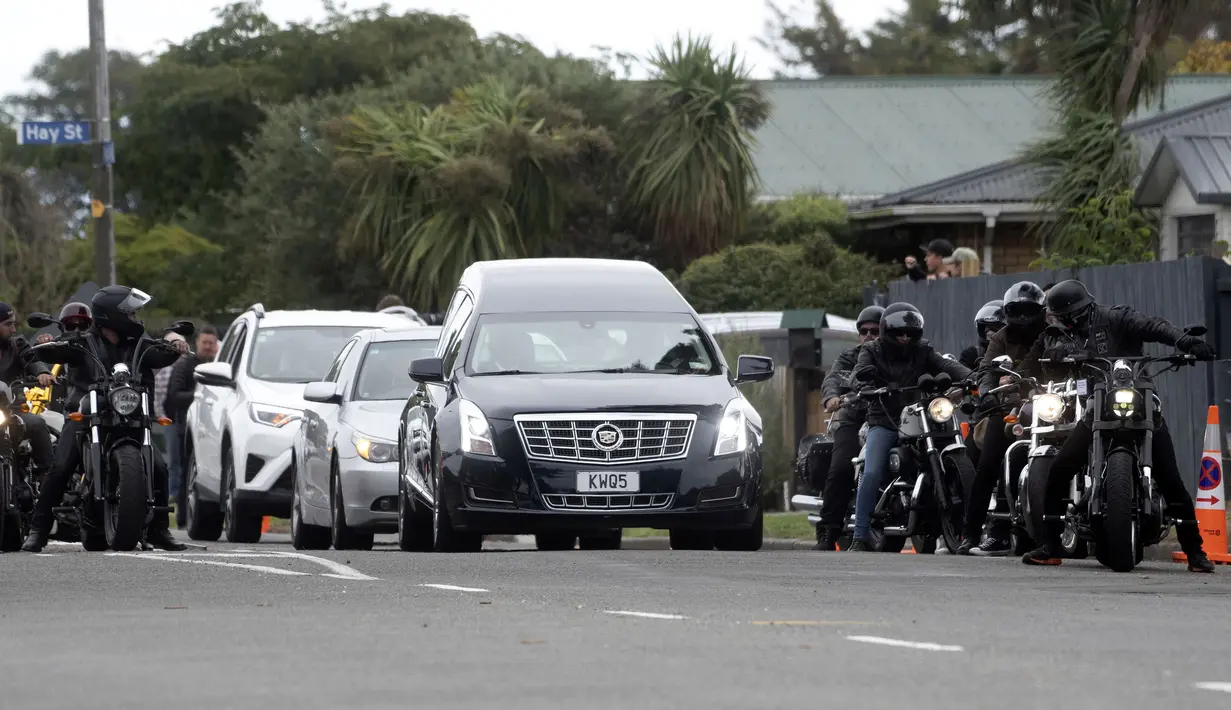 Anggota geng motor memberikan pengawalan mobil jenazah yang membawa jasad Daoud Nabi, salah satu korban serangan kembar masjid di Christchurch, untuk dimakamkan di Memorial Park Cemetery, Selandia Baru, Kamis (21/3). (Marty MELVILLE/AFP)