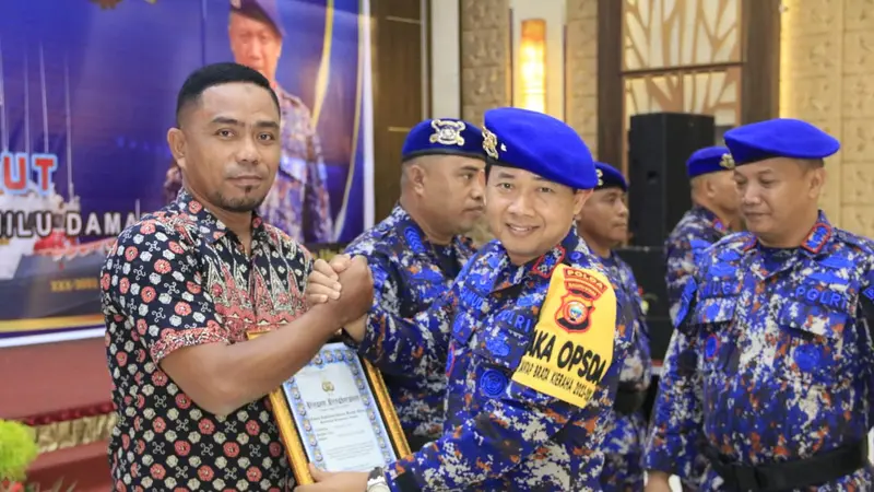 Kapolda Maluku Utara Beri Bupati Taliabu Aliong Mus Piagam Penghargaan di HUT Polairud ke-73