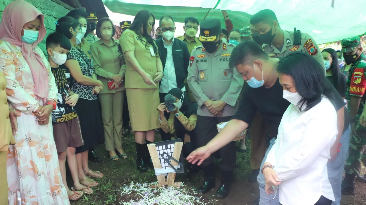 Menteri Pemberdayaan Perempuan dan Perlindungan Anak (PPPA) Republik Indonesia I Gusti Ayu Bintang Darmawati, berziarah di pusara korban kekerasan seksual.