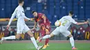 Striker AS Roma, Stephan El Shaarawy (tengah) melepaskan tendangan di antara dua pemain SC Braga dalam laga leg kedua babak 32 Besar Liga Europa 2020/21 di Olimpico Stadium, Kamis (25/2/2021). AS Roma menang 3-1 atas SC Braga dan lolos ke babak 16 Besar. (AFP/Alberto Pizzoli)