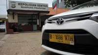 Taksi yang menjadi korban aksi koboi pengendara mobil di kawasan Mampang, Jakarta Selatan. (Liputan6.com/Gempur Muhammad Surya)