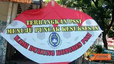 Citizen6, Solo: Layang-layang raksasa sebagai bentuk dukungan bagi kesuksesan kongres PSSI yang akan digelar di Solo. Layangan raksasa ini dipamerkan saat Solo Car Free Day pada, Minggu (3/7) di Jalan Slamet Riyadi, Solo. (Pengirim: Sugeng Santoso)
