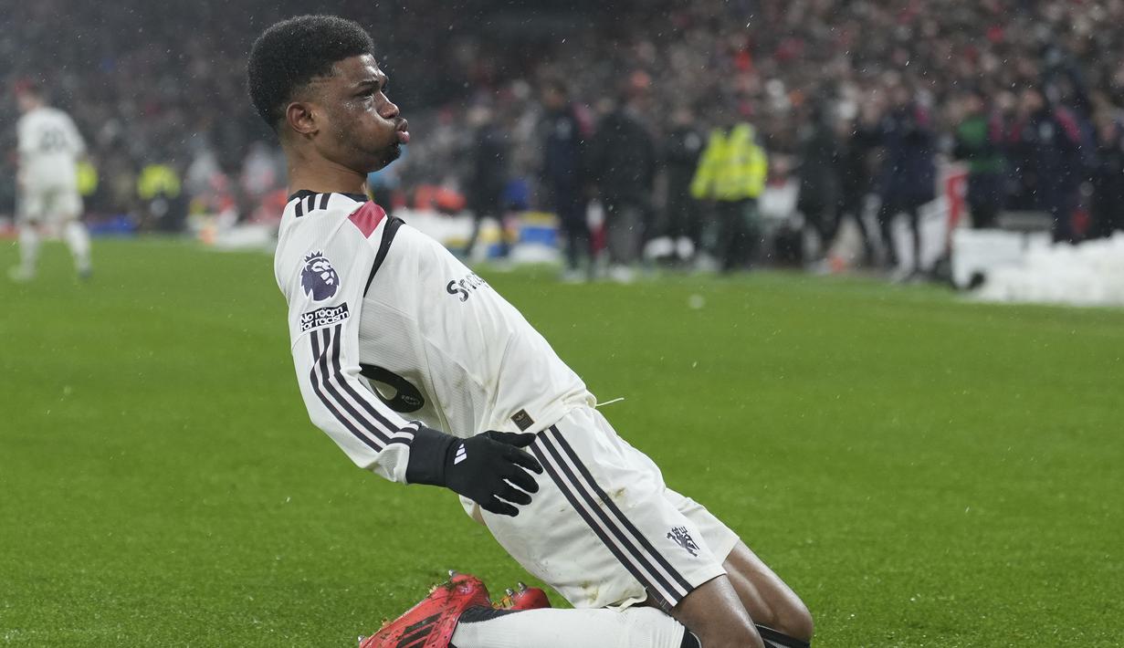 Pemain Manchester United, Amad Diallo melakukan selebrasi setelah mencetak gol penyeimbang 2-2 ke gawang Liverpool pada laga lanjutan Liga Inggris 2024/2025 di Anfiled, Liverpool, Inggris, Minggu (05/01/2025). (AP Photo/Jon Super)
