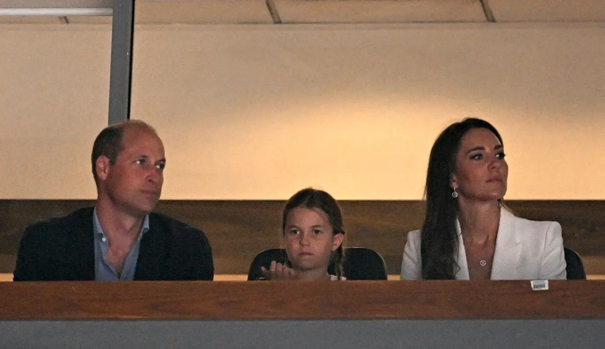 Putri Charlotte bersama orang tuanya Pangeran William dan Kate Middleton menyaksikan final senam artistik final senam lantai wanita di Arena Birmingham, pada hari kelima Commonwealth Games di Birmingham, Inggris tengah (2/8/2022). (AFP/Paul Ellis)