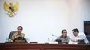Presiden Joko Widodo (kiri) saat memimpin rapat terbatas di Kantor Istana Kepresidenan, Jakarta, Senin (13/4/2015). Rapat membahas sektor kelautan dan perikanan. (Liputan6.com/Faizal Fanani)