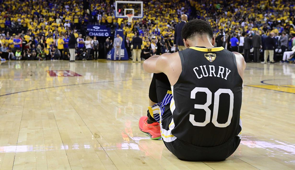 Stephen Curry tertunduk lesu setelah Golden State Warriors kalah di depan pendukungnya sendiri pada gim keenam dari Toronto Raptors. (Frank Gunn/The Canadian Press via AP)