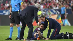 Petugas medis PSG memeriksa Daniel Alves saat laga Piala Prancis melawan Les Herbiers di Stade de France, Saint-Denis, (8/5/2018). Dani harus menjalani pemeriksaan ketat dari tim dokter Brasil. (AFP/Damien Meyer)