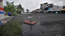 Petugas Dinas Sumber Daya Air Aliran Timur melepas kain waring atau jaring yang menutupi Kali Item di Kemayoran, Jakarta, Rabu (14/11). Pelepasan waring juga untuk mempermudah dalam membersihkan sampah di aliran Kali Item. (Merdeka.com/Iqbal S. Nugroho)