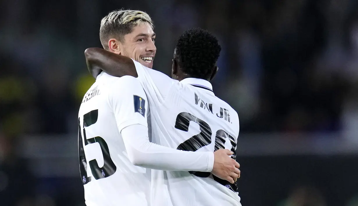 Pemain Real Madrid, Federico Valverde bersama Vinicius Jr merayakan kemenangan atas Al Hilal pada laga final Piala Dunia Antarklub 2023 di Stadion Prince Moulay Abdellah, Rabat, Maroko, Sabtu (11/2/2023). Vinicius Junior dan Valverde menjadi bintang dalam kemenangan ini.(AP Photo/Manu Fernandez)