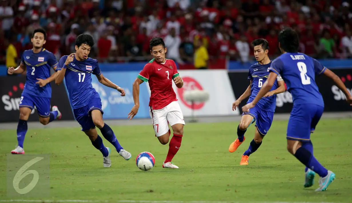 Gelandang timnas Indonesia U-23, Ahmad Nufiandani (tengah) mencoba melewati kepungan pemain Thailand di semifinal sepak bola SEA Games ke-28 di National Stadium Singapore, Sabtu (13/6/2015). Indonesia kalah 0-5. (Liputan6.com/Helmi Fithriansyah)