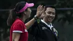 Menpora Imam Nahrawi tos dengan petenis Indonesia, Aldila Sutjiadi, usai bermain di Hotel Sultan, Jakarta, Kamis (24/5/2018). Menpora datang memantau persiapan pelatnas tenis jelang Asian Games 2018. (Bola.com/Vitalis Yogi Trisna)