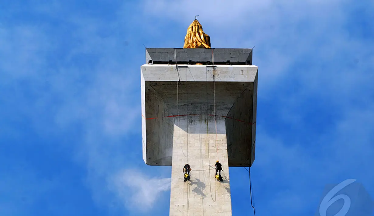 Sisi bawah cawan dan anjungan di puncak Monas dianggap bagian paling rumit dari seluruh tahap pembersihan,  Kamis (15/05/2014) (Liputan6.com/Miftahul Hayat)