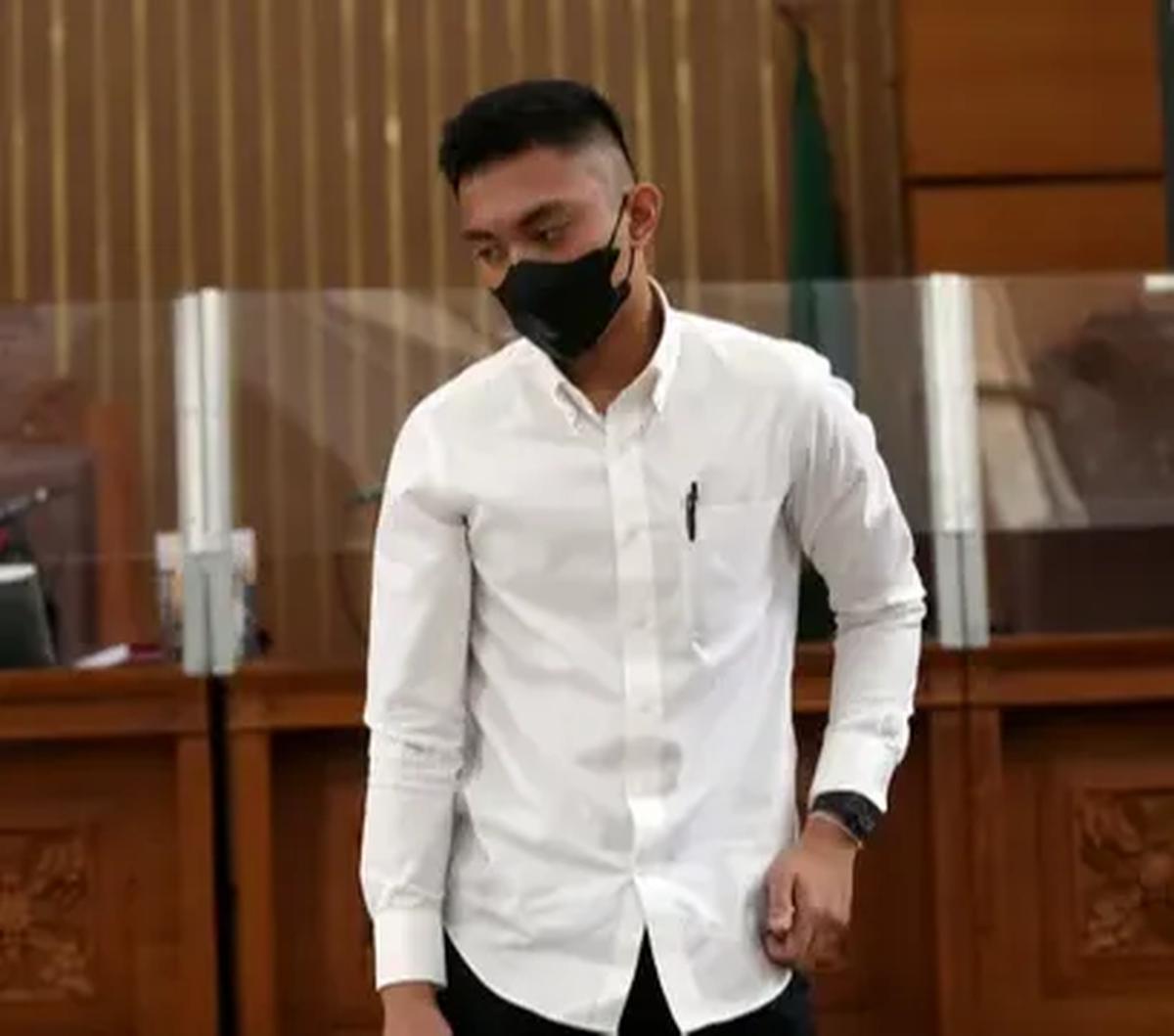 Jonathan Latumahina, Ayah David Ozora memberikan surat kepada Majelis Hakim Pengadilan Negeri Jakarta Selatan (PN Jaksel). Jonathan memberikannya usai pembacaan sidang duplik oleh Mario Dandy dan tim kuasa hukumnya.