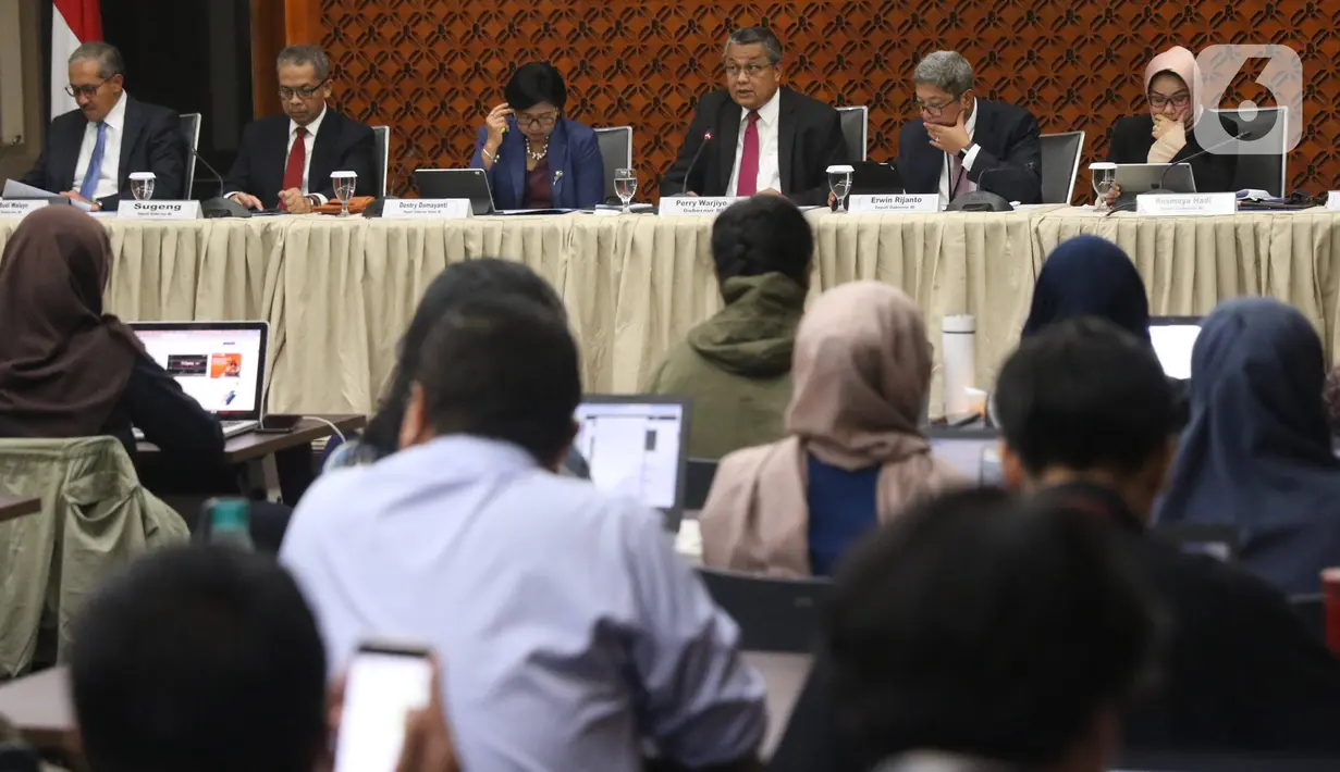 Gubernur Bank Indonesia Perry Warjiyo menyampaikan hasil Rapat Dewan Gubernur (RGD) Bank Indonesia di Jakarta, Kamis (19/12/2019). RDG tersebut, BI memutuskan untuk tetap mempertahankan suku bunga acuan 7 Days Reverse Repo Rate (7DRRR) sebesar 5 persen. (Liputan6.com/Angga Yuniar)