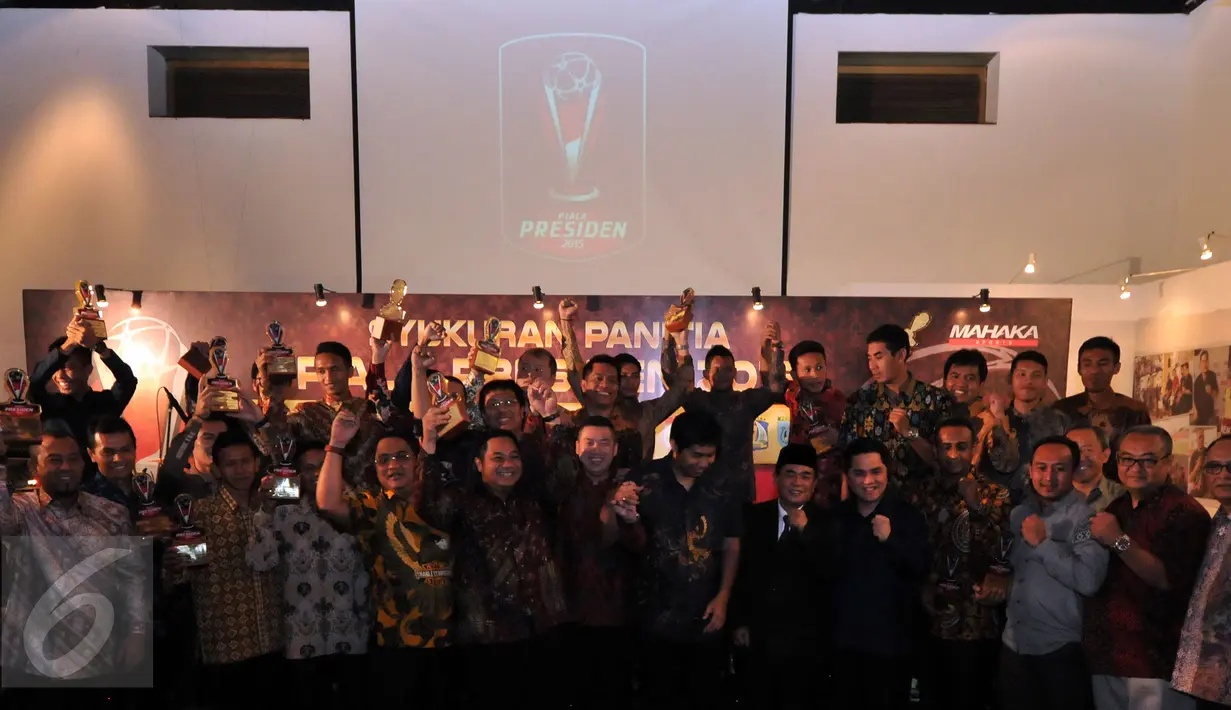 Panitia dan sejumlah pendukung terlaksananya Piala Presiden 2016 berpose bersama saat Syukuran Panitia Piala Presiden 2016, Jakarta, Senin (18/1/2016). (Liputan6.com/Yoppy Renato)