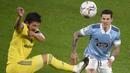 Penyerang Celta Vigo, Santi Mina, berebut bola dengan bek Cadiz, Alfonso Espino, pada laga lanjutan Liga Spanyol di Stadion Abanca Balaidos, Selasa (15/12/2020) dini hari WIB. Celta Vigo menang telak 4-0 atas Cadiz. (AFP/Miguel Riopa)