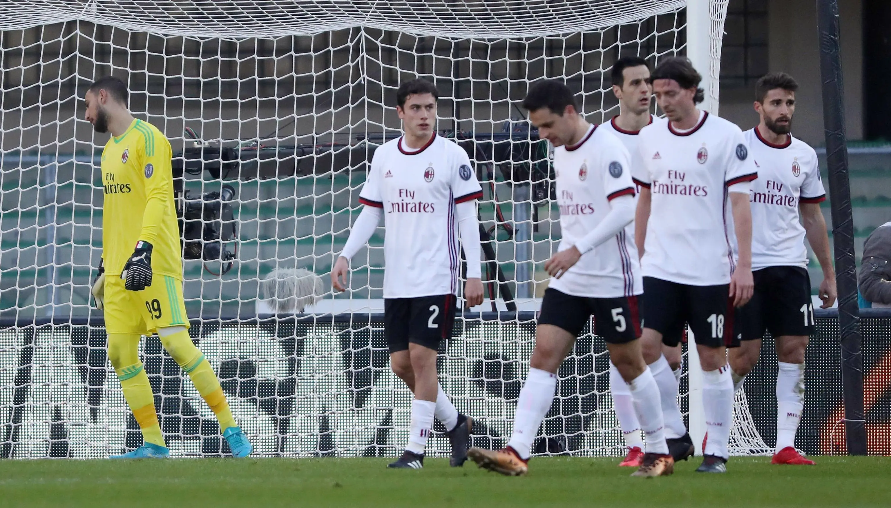 Pemain AC Milan tertunduk lesu usai kalah telak lawan Hellas Verona (Simone Venezia/ANSA via AP)