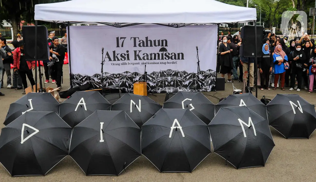 Aktivis dan pegiat Hak Asasi Manusia (HAM) mengikuti aksi 17 Tahun Aksi Kamisan di depan Istana Negara, Jakarta, Kamis (18/1/2024). (Liputan6.com/Herman Zakharia)