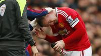 Penyerang Manchester United, Wayne Rooney, saat mendapat perawatan medis di sela-sela laga kontra Manchester City, Minggu (25/10/2015), di Stadion Old Trafford. (Reuters / Jason Cairnduff Livepic)  