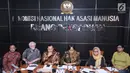 Anggota tim pemantauan kasus Novel Baswedan memberi keterangan di Kantor Komnas HAM Jakarta, Jumat (9/3). Tim ini hasil sidang paripurna di Komnas HAM dan beranggotakan enam orang. (Liputan6.com/Helmi Fithriansyah)