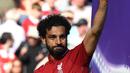 Penyerang Liverpool, Mohamed Salah, menyapa fans usai menerima trofi Sepatu Emas Premier League di Stadion Anfield, Minggu (13/5/2018). Salah menjadi top scorer Premier League musim ini dengan raihan 32 gol. (AFP/Paul Ellis)