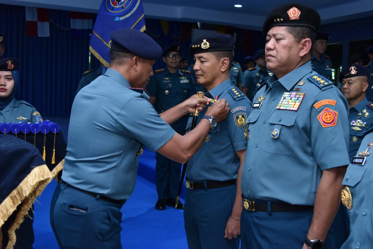 Foto: Brevet Kehormatan Principal Warfare Officer (PWO) di Kodiklatal Surabaya