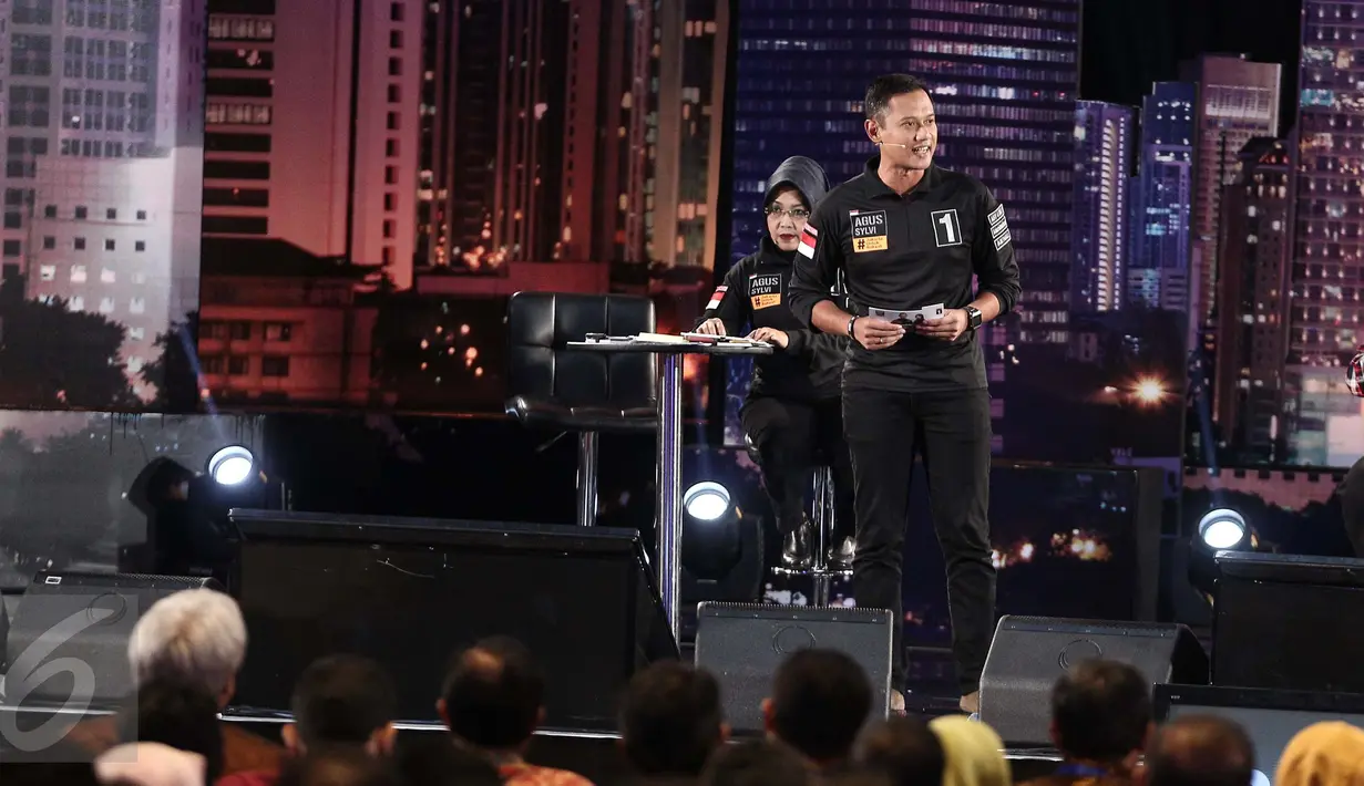 Agus Harimurti Yudhoyono memaparkan saat debat perdana Cagub DKI Jakarta di Bidakara, Jakarta, Jumat (13/1). Dengan penuh percaya diri, Agus membeberkan program-program yang akan dijalankan jika terpilih menjadi gubernur. (Liputan6.com/Faizal Fanani)