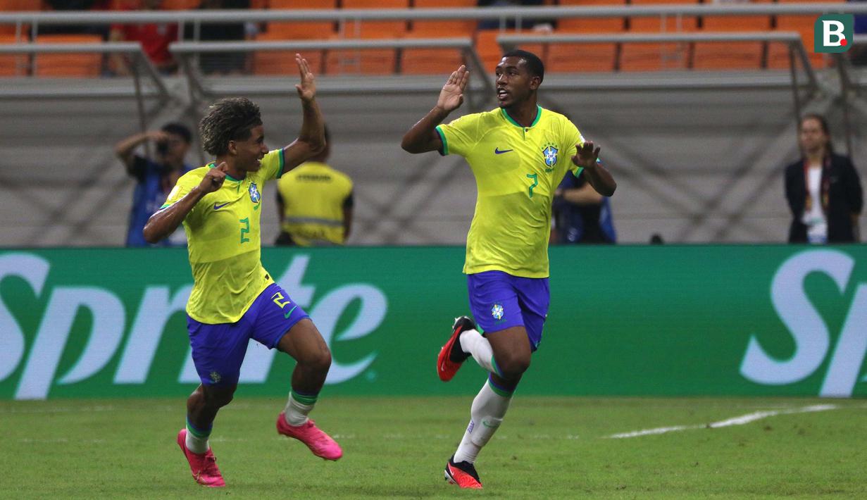 Sayap kanan Timnas Brasil U-17 berusia 17 tahun, Rayan yang baru saja dipromosikan ke tim senior Vasco da Gama dari Vasco U-20 pada Juli 2023 telah mencetak 3 gol di Piala Dunia U-17 2023. Satu gol dicetak ke gawang Iran saat Brasil kalah 2-3 pada laga pertama Grup C (11/11/2023) dan dua gol dicetak ke gawang Kaledonia Baru pada laga kedua saat Brasil menang 9-0 (14/11/2023). (Bola.com/Ikhwan Yanuar)