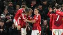 Pemain depan Manchester United, Rasmus Hojlund (kedua kiri) merayakan gol dengan rekan setimnya saat pertandingan kelima League Phase Liga Europa 2024/2025 melawan Bodoe/Glimt di stadion Old Trafford, Manchester, Inggris, pada Kamis 28 November 2024 atau Jumat (29/11/2024) dini hari WIB. (Oli SCARFF/AFP)
