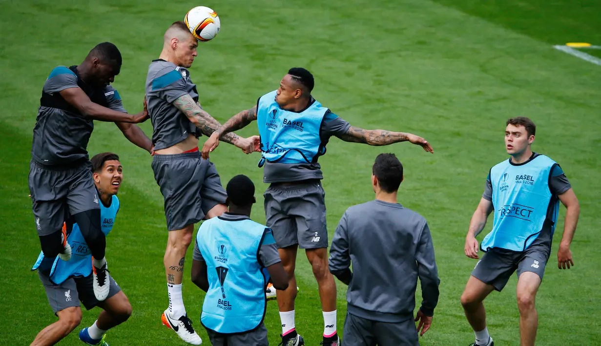 Sejumlah pemain Liverpool saat melakukan latihan ringan di St. Jakob -Park , Basel , Swiss, (17/5). Memenangkan juara Europa League  merupakan kesempatan Liverpool beraksi dipanggung Eropa musim depan. (Reuters / Arnd Wiegmann)