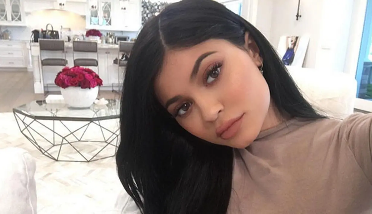 Publik cukup heboh dengan kabar mengenai kehamilan Kylie Jenner. Selain belum memiliki ikatan pernikahan, usia Kylie pun saat ini masih menginjak 20 tahun dan usia kandungannya sudah empat bulan. (Instagram/Kyliejenner)