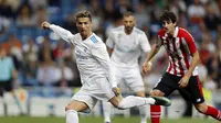 Striker Real Madrid, Cristiano Ronaldo, mencoba melepaskan tembakan ke gawang Athletic Bilbao pada lanjutan La Liga di Santiago Bernabeu, Kamis (19/4/2018) dini hari WIB. (AP Photo/Francisco Seco)