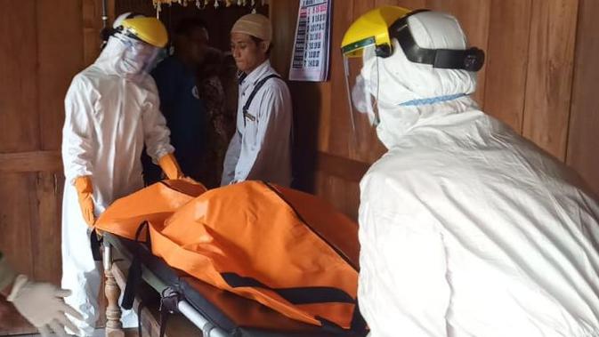 Tim medis rumah sakit setempat mengantarkan jenazah ke Desa Sogo menggunakan Alat Pelindung Diri (APD) lengkap, seolah-olah sakitnya karena corona Covid-19. (Liputan6.com/ Ist)