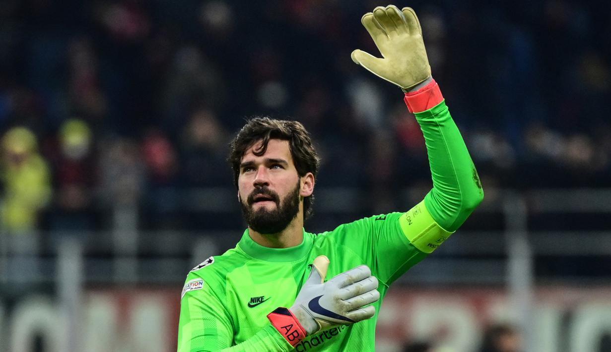 Alisson Becker. Kiper utama Liverpool asal Brasil berusia 29 tahun yang telah 4 musim membela The Reds mendapat gaji sebesar 150 ribu pound atau setara Rp2,9 miliar per pekan yang berlaku sejak pemutakhiran kontrak pada Agustus 2021 lalu yang berlaku hingga tahun 2026. (AFP/Miguel Medina)