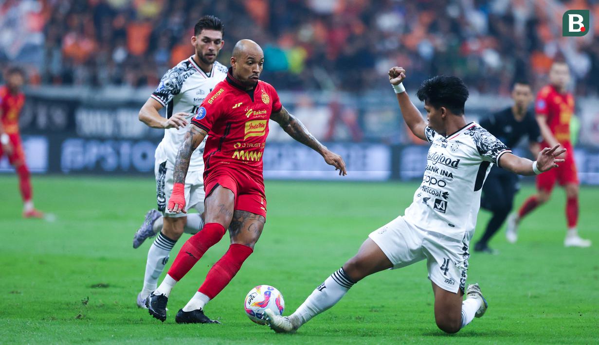 Pemain Persija Jakarta, Gustavo Almeida, berusaha melewati pemain Bali United pada laga BRI Liga 1 di Stadion Jakarta International Stadium (JIS), Jakarta, Sabtu (10/5/2025) malam WIB. (Bola.com/Abdul Aziz)