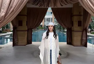 Hal ini juga terlihat dari gaya aktris Indonesia Ririn Ekawati yang membagikan potret kebersamaannya saat bukber dengan tampilan modest yang stylish. [@ririnekawati].