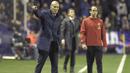 Pelatih Real Madrid, Zinedine Zidane memberikan arahan kepada anak ashnya saat melawan Levante UD pada laga La Liga Santander di Ciutat de Valencia stadium, Valencia, Spanyol, (3/2/2018). Real Madrid bermain imbang 2-2. (AFP/Jose Jordan)