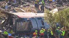 Petugas layanan darurat memberikan pertolongan kepada para korban di lokasi tabrakan dua kereta di Urda, Spanyol, Rabu (28/10/2026). (AP Photo/Manu Fernandez)