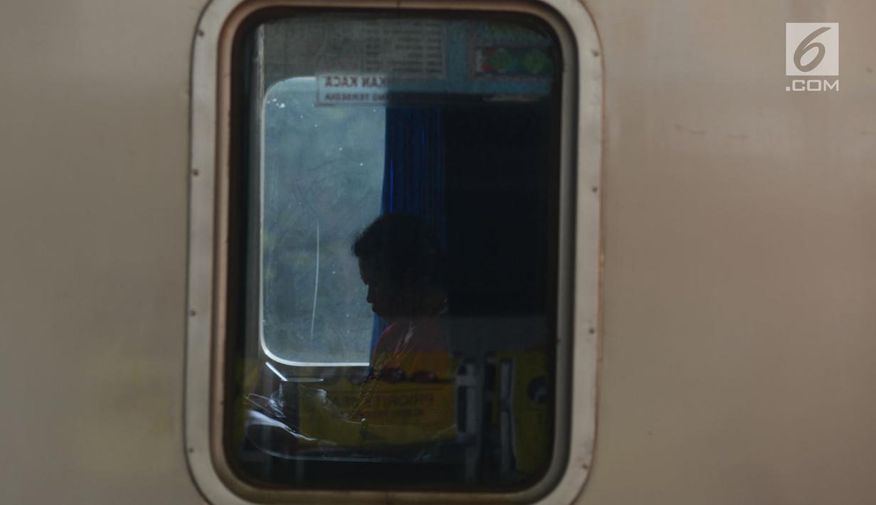 Calon penumpang menaiki kereta di Stasiun Gambir, Jakarta, JumaKt (31/5/2019). H-5 Lebaran, pemudik mulai memadati Stasiun Gambirdimana Lonjakan penumpang kereta api tujuan berbagai kota di Pulau Jawa diprediksi terjadi pada 31 Mei dan 1 Juni 2019. (merdeka.com/Imam Buhori)