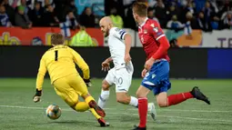 Pemain Finlandia Teemu Pukki (tengah) mencetak gol ke gawang Liechtenstein pada babak kualifikasi Grup J Piala Eropa 2020 di Helsinki, Finlandia, Jumat (15/11/2019). Finlandia mencetak sejarah dengan lolos ke Piala Eropa. (Martti Kainuleinen/Lehtikuva via AP)