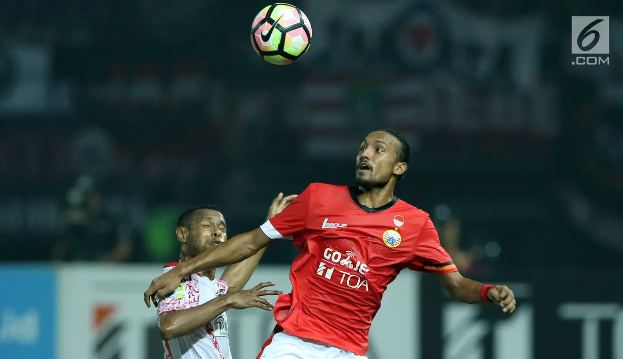 Gelandang Persija, Rohit Chand (kanan) berebut bola dengan bek Persipura, Ruben Sanadi saat lanjutan Liga 1 Indonesia di Stadion Patriot Candra Bhaga, Bekasi, Sabtu (8/7). Persija ditahan imbang 1-1 oleh Persipura. (Liputan6.com/Helmi Fithriansyah)