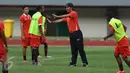 Pelatih Persija, Stefano Teco Cugurra (kedua kanan) memberi arahan saat latihan uji lapangan di Stadion Patriot Candrabhaga, Bekasi, Selasa (4/4). Persija akan melakoni laga uji coba melawan Timnas Indonesia U-22, (5/4). (Liputan6.com/Helmi Fithriansyah)