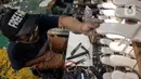 Pekerja mengerjakan pembuatan sepatu di Sentra Alas Kaki OB Shoes, Depok, Selasa (1/3/2022). Berdasarkan data Asosiasi Persepatuan Indonesia (Aprisindo), industri alas kaki mencatatkan nilai ekspor sebesar Rp 87,4 triliun sepanjang 2021 atau naik mencapai 28 persen. (Liputan6.com/Johan Tallo)