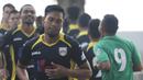 Pemain Mitra Kukar, Saepuloh berlari santai jelang semi final Piala Presiden melawan Persib di Tenggarong, Kaltim, Minggu (4/10/2015). (Bola.com/Vitalis Yogi Trisna)