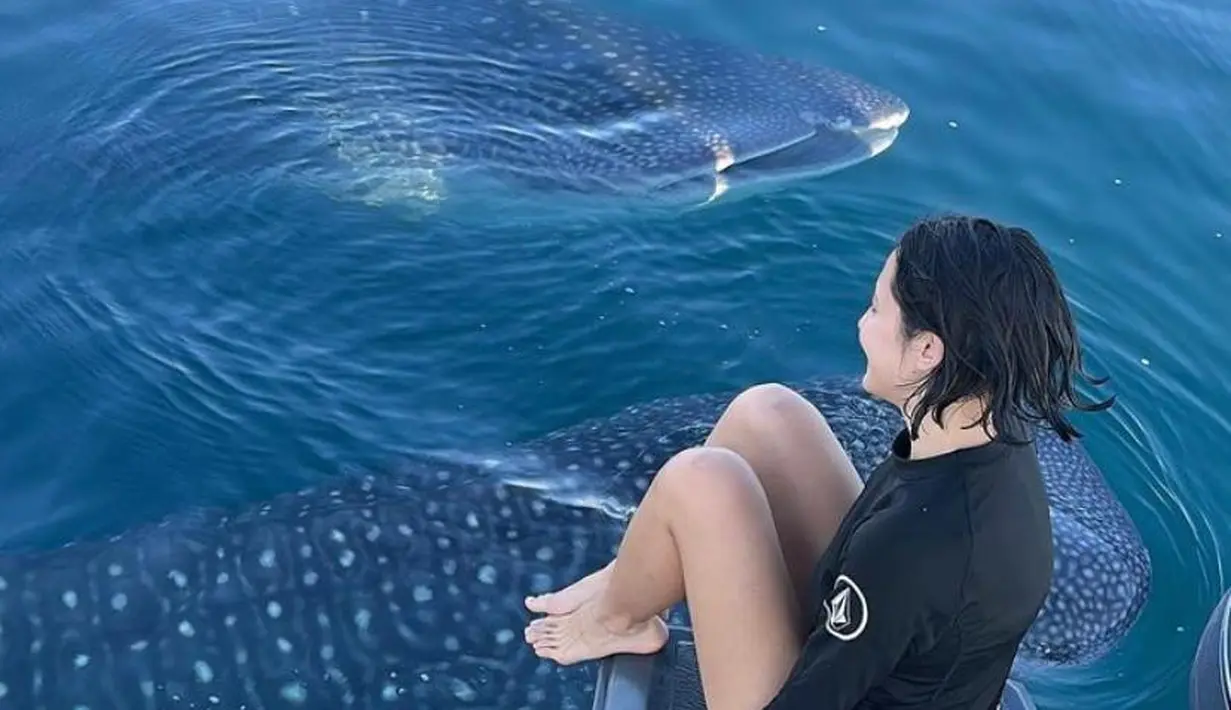 Saat diving, Pevita mengenakan long sleeved paddle suit warna hitam.