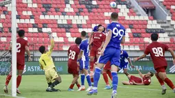 Pemain Persib Bandung berusaha mengancam gawang Persija Jakarta dalam laga semifinal Piala Presiden 2026 di Stadion Kapten I Wayan Dipta, Gianyar, Bali, Selasa (4/8/2026). Kiper Persija, Muhamad Aqil Savik, sigap mengantisipasi ancaman para pemain Maung Bandung pada pertandingan yang berlangsung sengit. Persib akhirnya meraih kemenangan 2-1 untuk memastikan tiket ke partai final Piala Presiden 2026. (Bola.com/Alit Binawan)