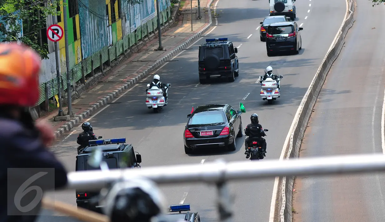 Iring-iringan kendaraan Raja Arab Saudi Salman bin Abdulaziz Al Saud bergerak menuju Gedung DPR/MPR RI, Senayan, Jakarta, Kamis (2/3). Sebanyak 15 motor pengawal mengamankan Raja Salman saat perjalanan ke Gedung DPR. (Liputan6.com/Faizal Fanani)