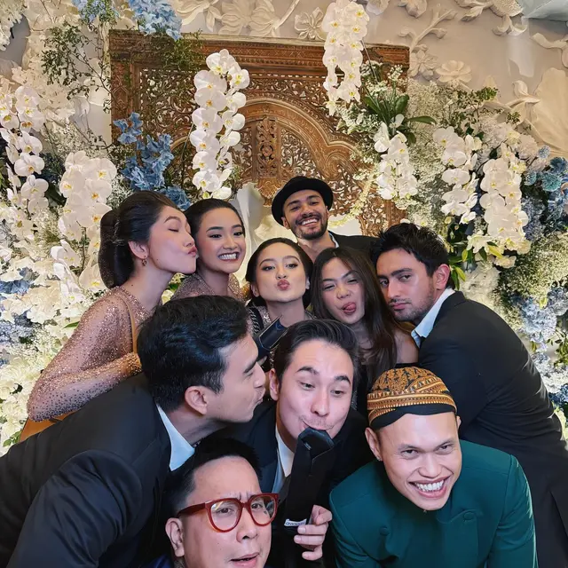 6 Potret Tamu di Pernikahan Anggika Bolsterli, Banyak Pasangan Artis Tak Kalah Romantis
