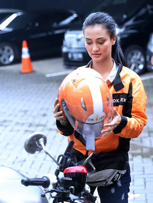 "Berat pastinya, lelah juga apalagi panas-panasan di jalanan. Pake jaket tebel, dehidrasi jadi aku juga harus menjaga kondisi tubuh aku agar tetap sehat menjadi tukang ojek," jelas Atiqah Hasiholan. (Nurwahyunan/Bintang.com)